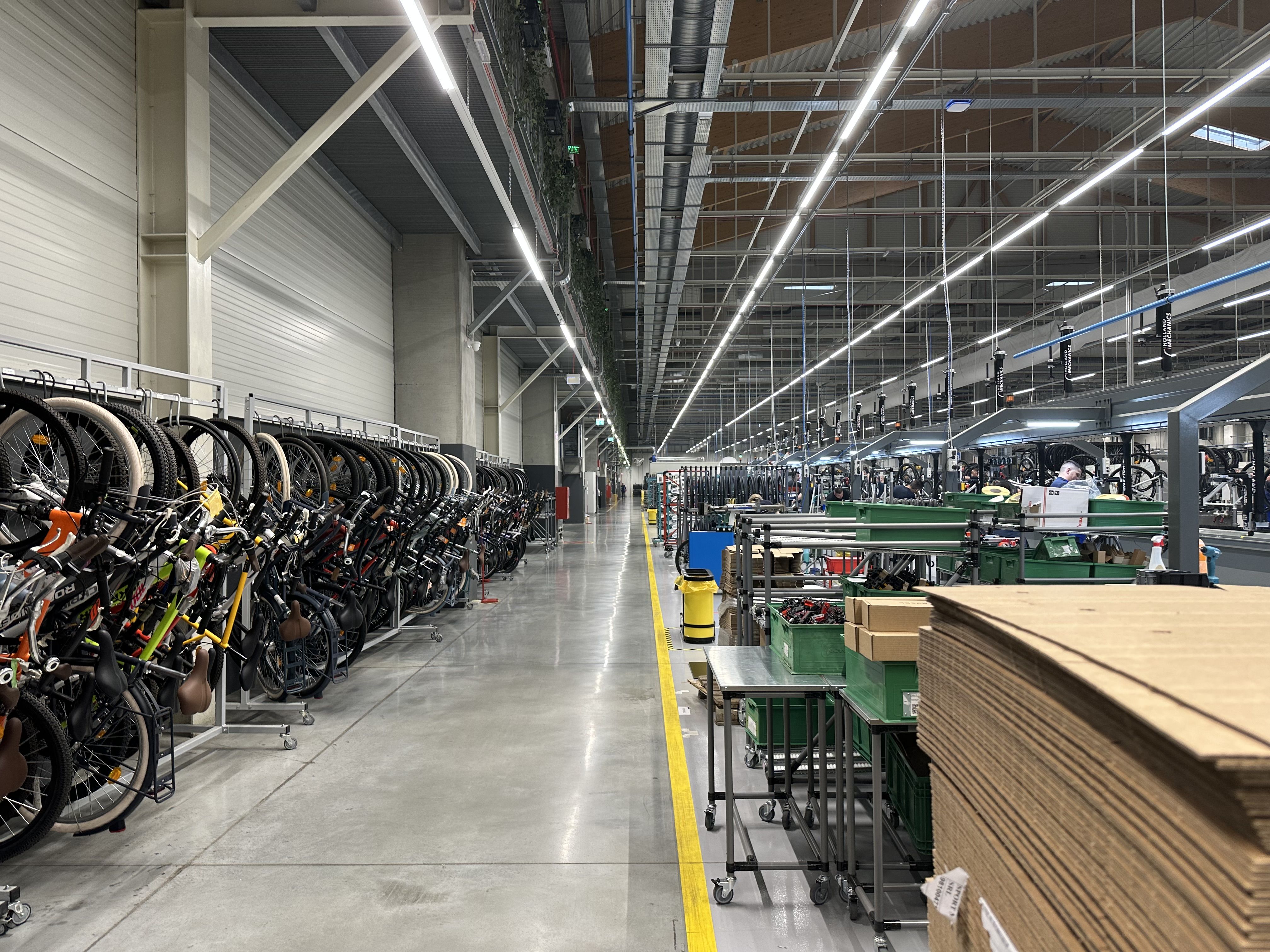 [FOTO Reportaj] Drumul bicicletelor românești, exportate în toată Europa. Cum sunt construite în fabrica Decathlon din Timișoara - Poza 25