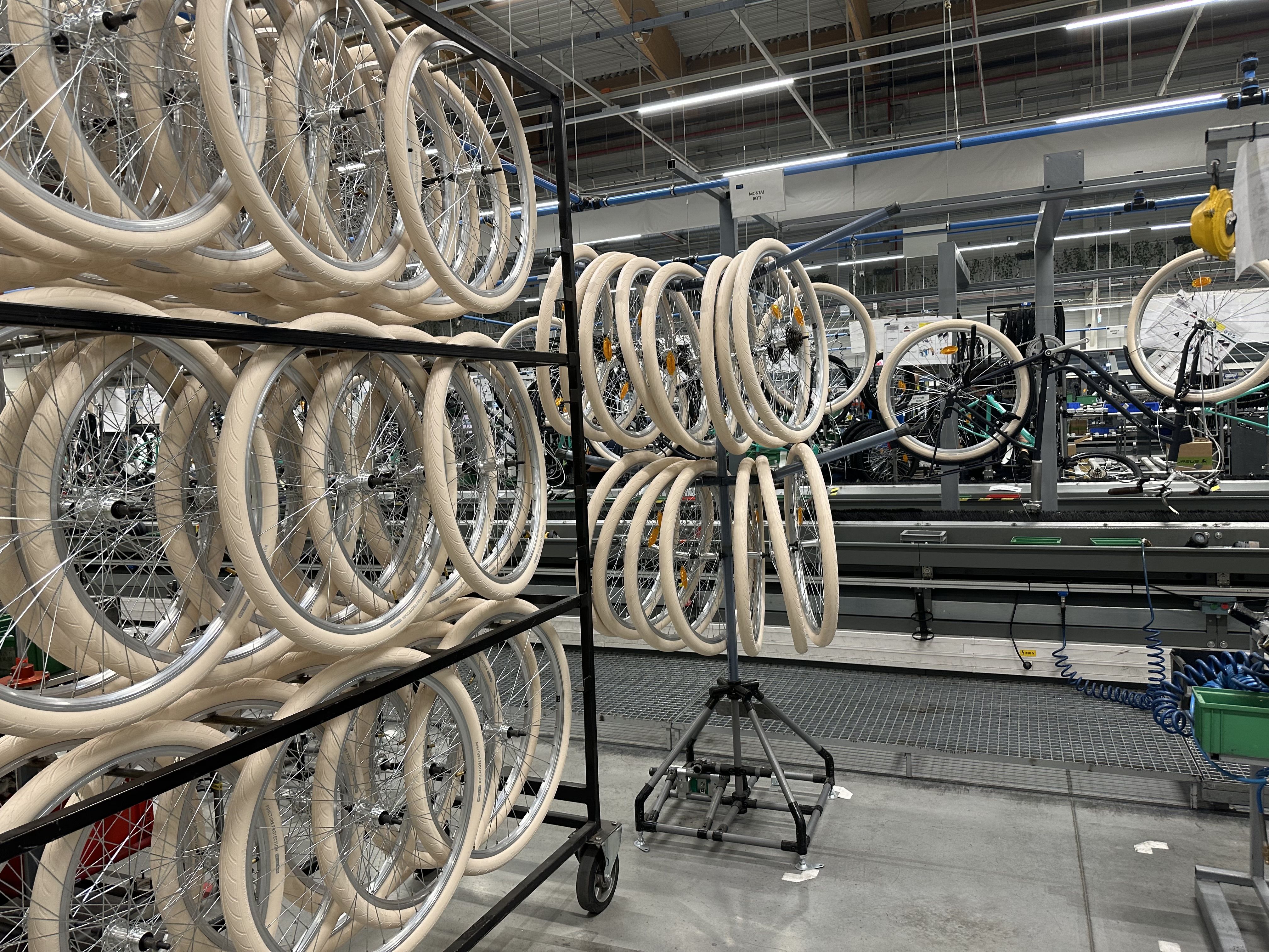 [FOTO Reportaj] Drumul bicicletelor românești, exportate în toată Europa. Cum sunt construite în fabrica Decathlon din Timișoara - Poza 15
