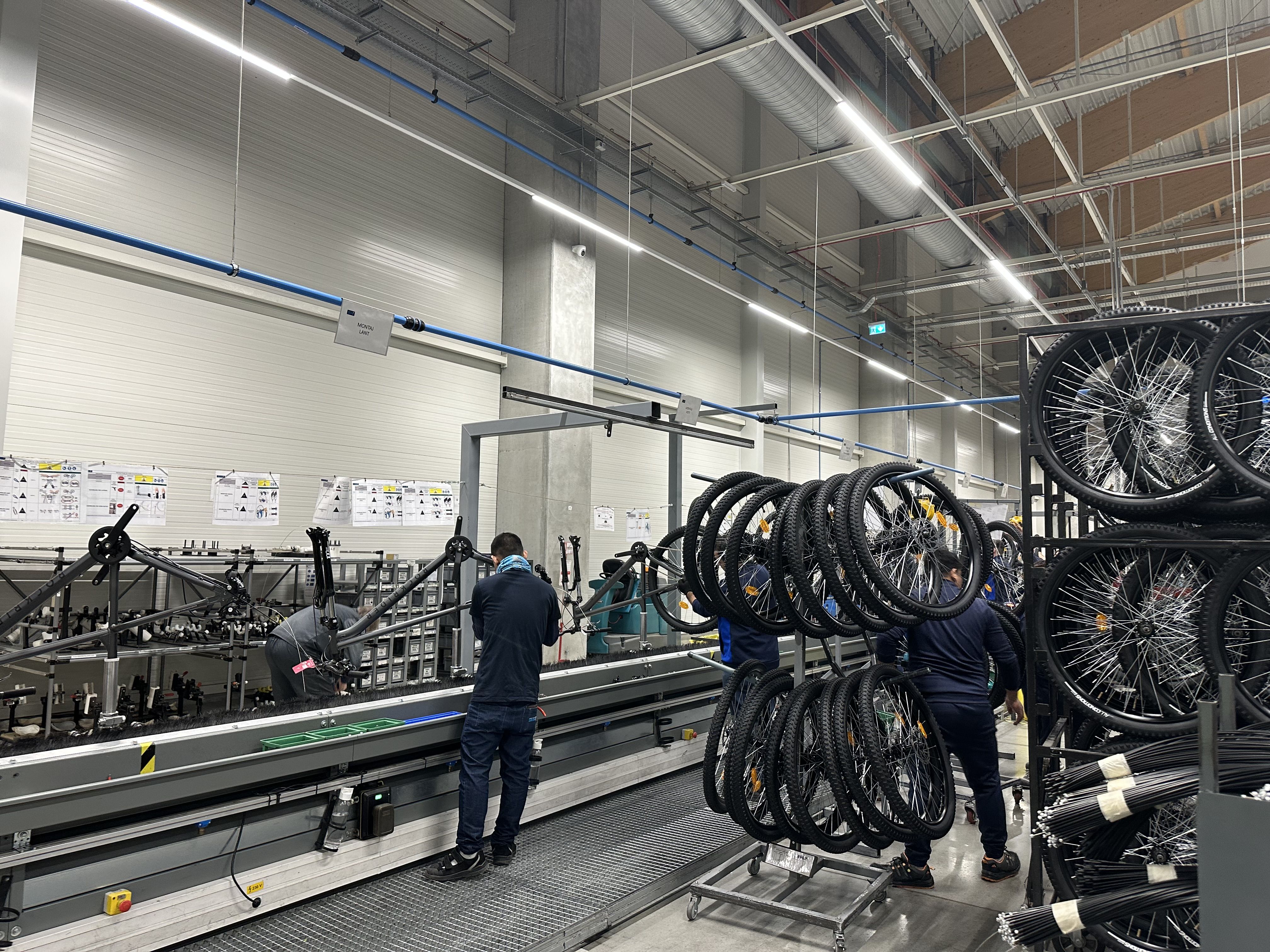 [FOTO Reportaj] Drumul bicicletelor românești, exportate în toată Europa. Cum sunt construite în fabrica Decathlon din Timișoara - Poza 12