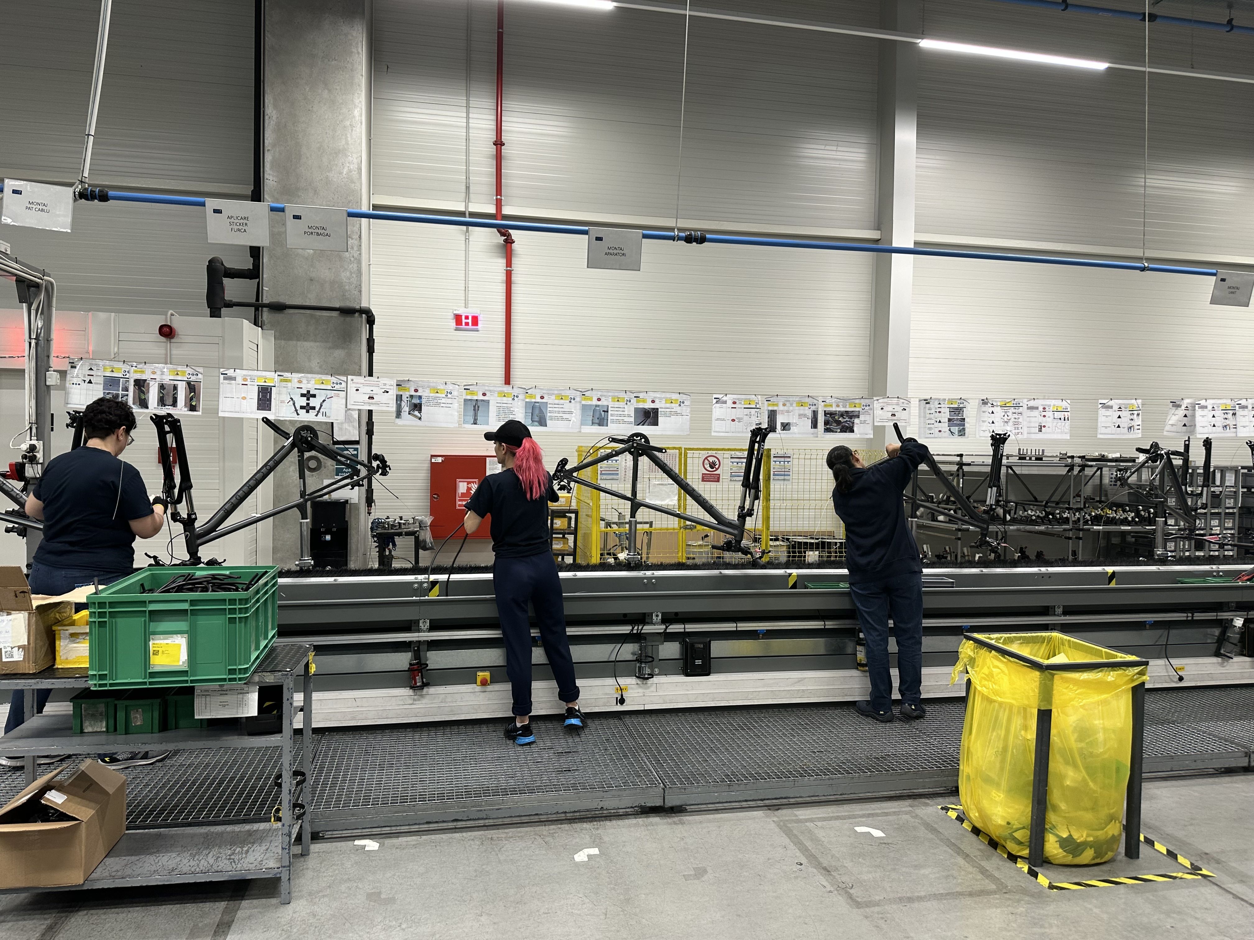 [FOTO Reportaj] Drumul bicicletelor românești, exportate în toată Europa. Cum sunt construite în fabrica Decathlon din Timișoara - Poza 11