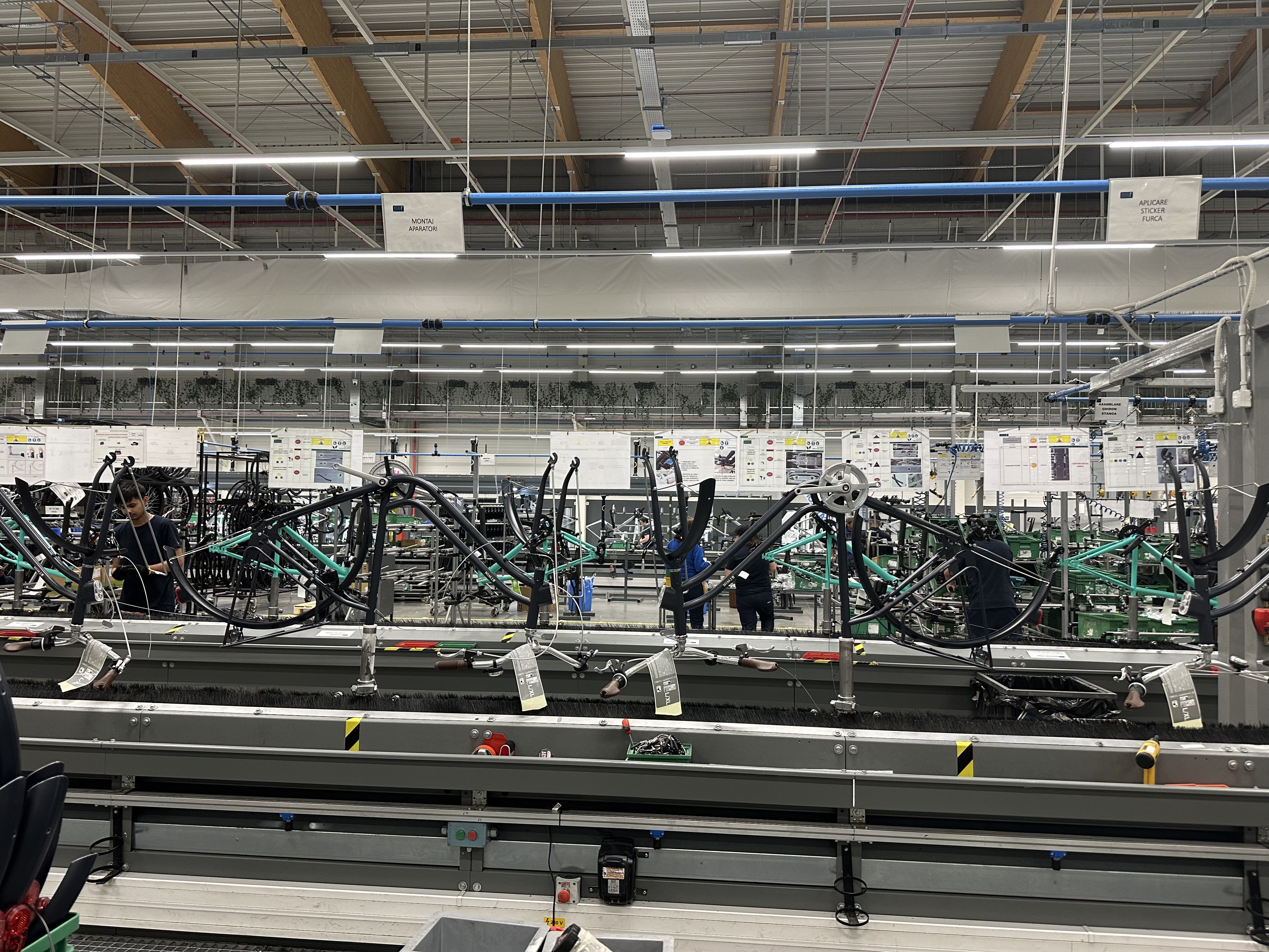 [FOTO Reportaj] Drumul bicicletelor românești, exportate în toată Europa. Cum sunt construite în fabrica Decathlon din Timișoara - Poza 16