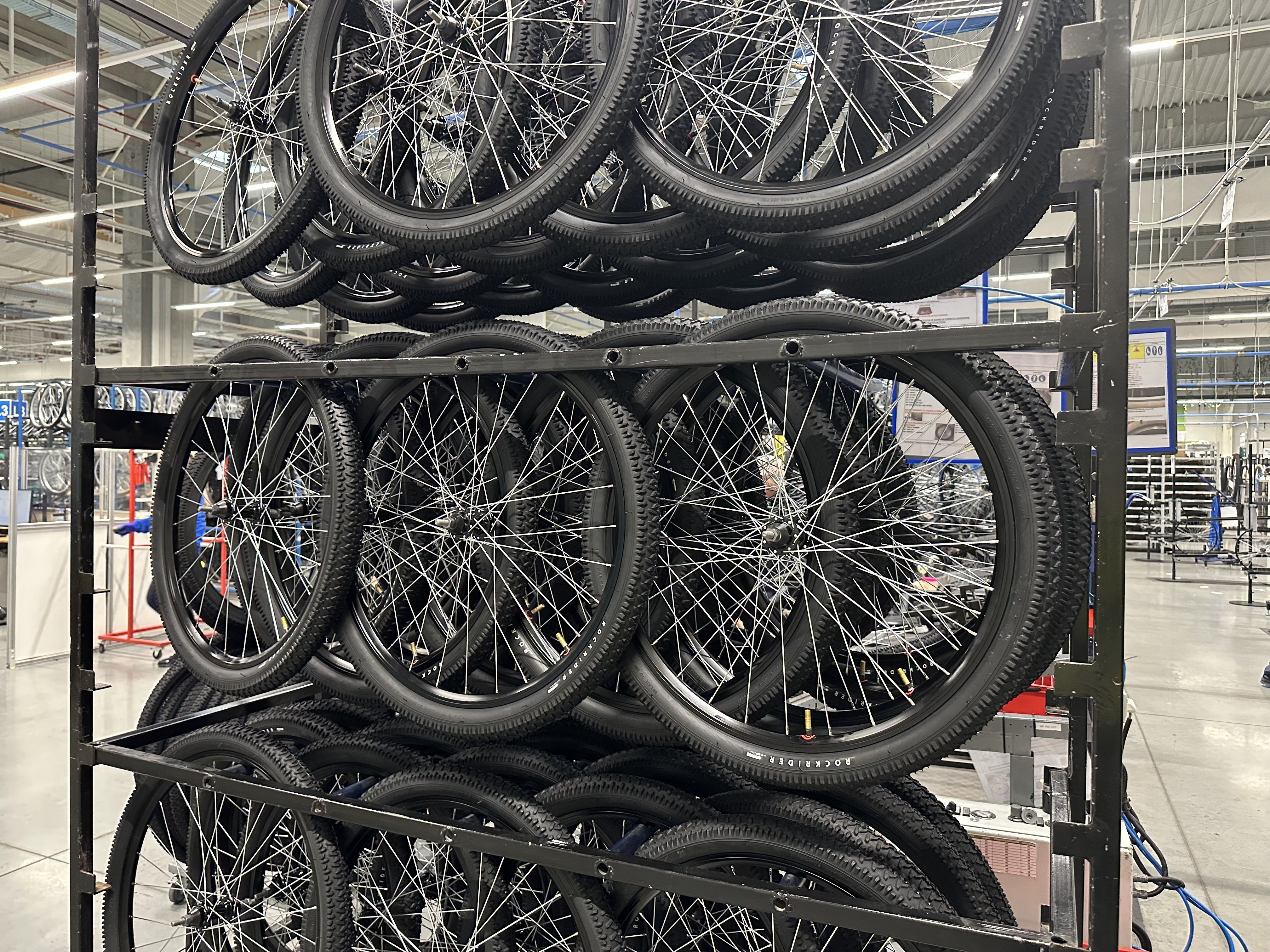 [FOTO Reportaj] Drumul bicicletelor românești, exportate în toată Europa. Cum sunt construite în fabrica Decathlon din Timișoara - Poza 20