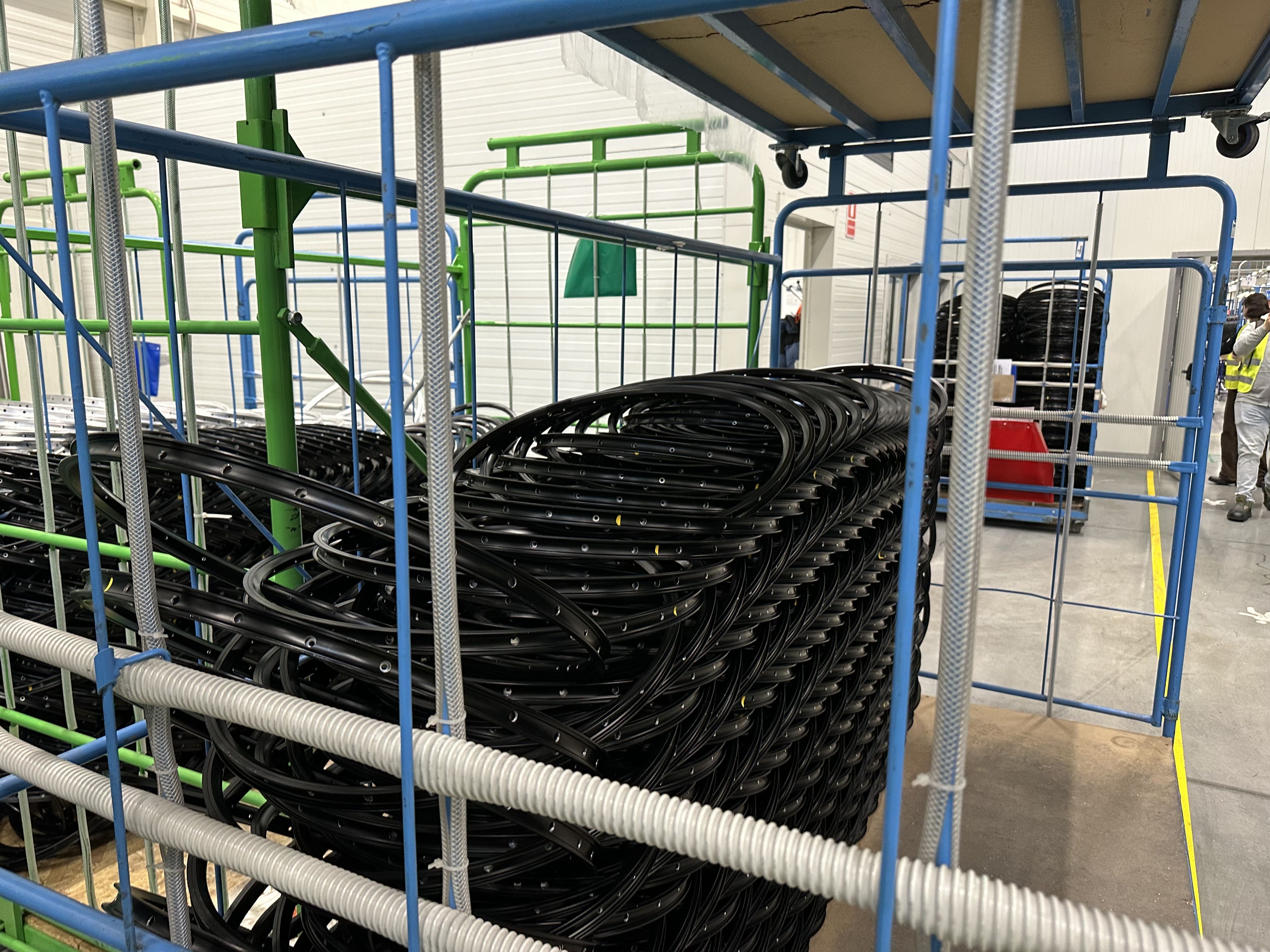 [FOTO Reportaj] Drumul bicicletelor românești, exportate în toată Europa. Cum sunt construite în fabrica Decathlon din Timișoara - Poza 1