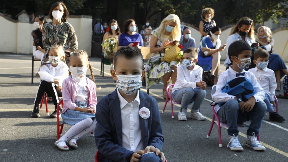 Prima zi de școală, în plină pandemie de COVID-19: Oportunități pentru educație și îmbrățișări interzise