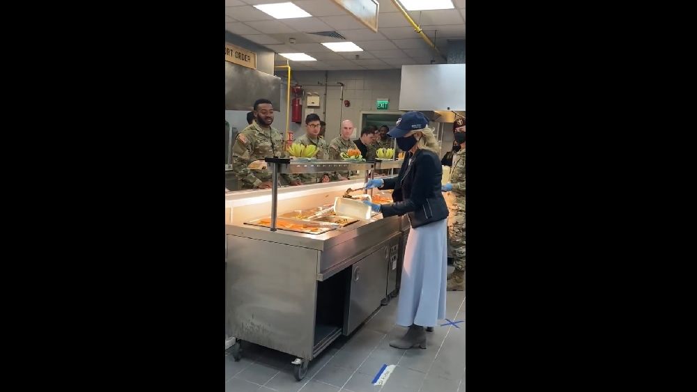 Jill Biden, soția președintelui SUA, le-a servit mâncare soldaților din baza militară de la Mihail Kogălniceanu