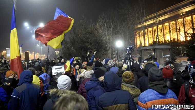 A patra zi de proteste: 300.000 de oameni in toata tara, 150.000 in Capitala. S-a protestat pasnic, s-a cantat imnul, iar la final Piata Victoriei era mai curata ca de obicei
