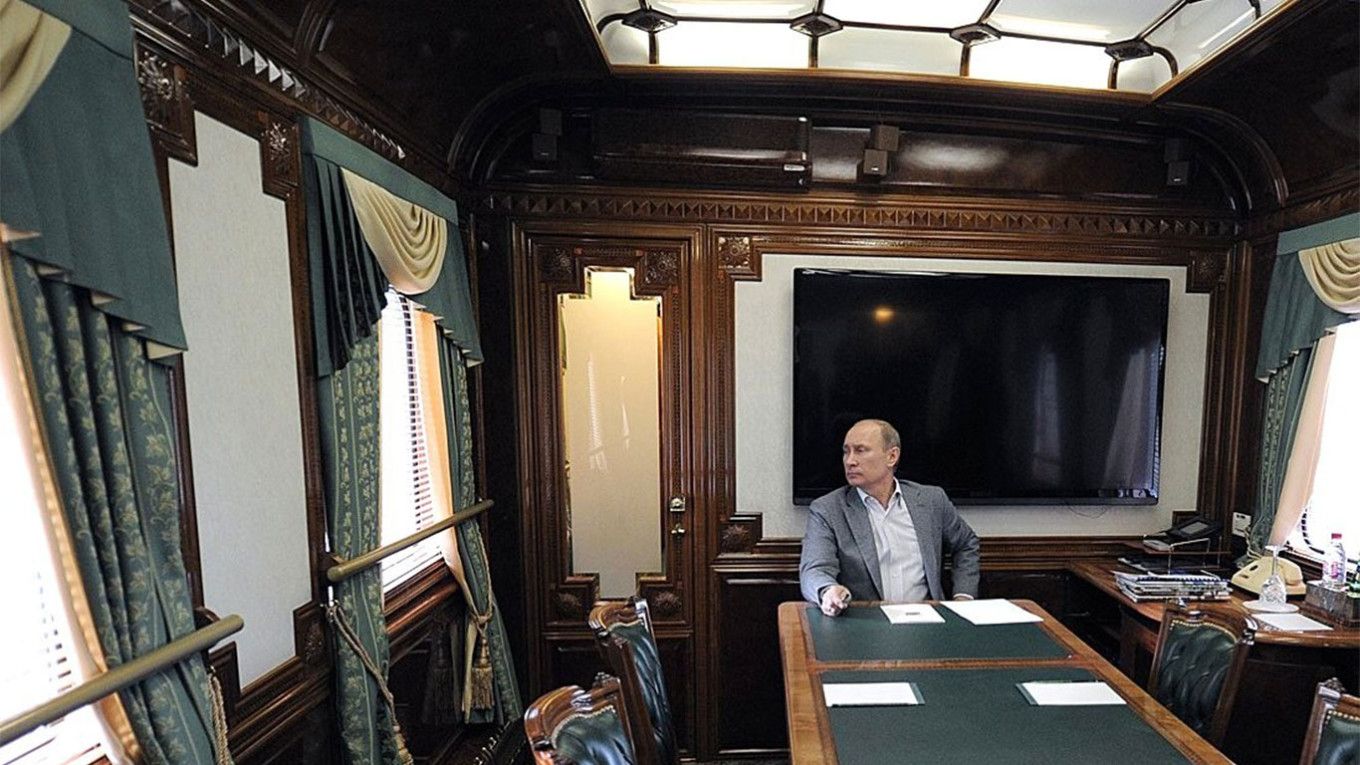 Putin și-ar fi făcut căi ferate și gări secrete până la vilele sale, ca să poată călători doar cu trenul blindat