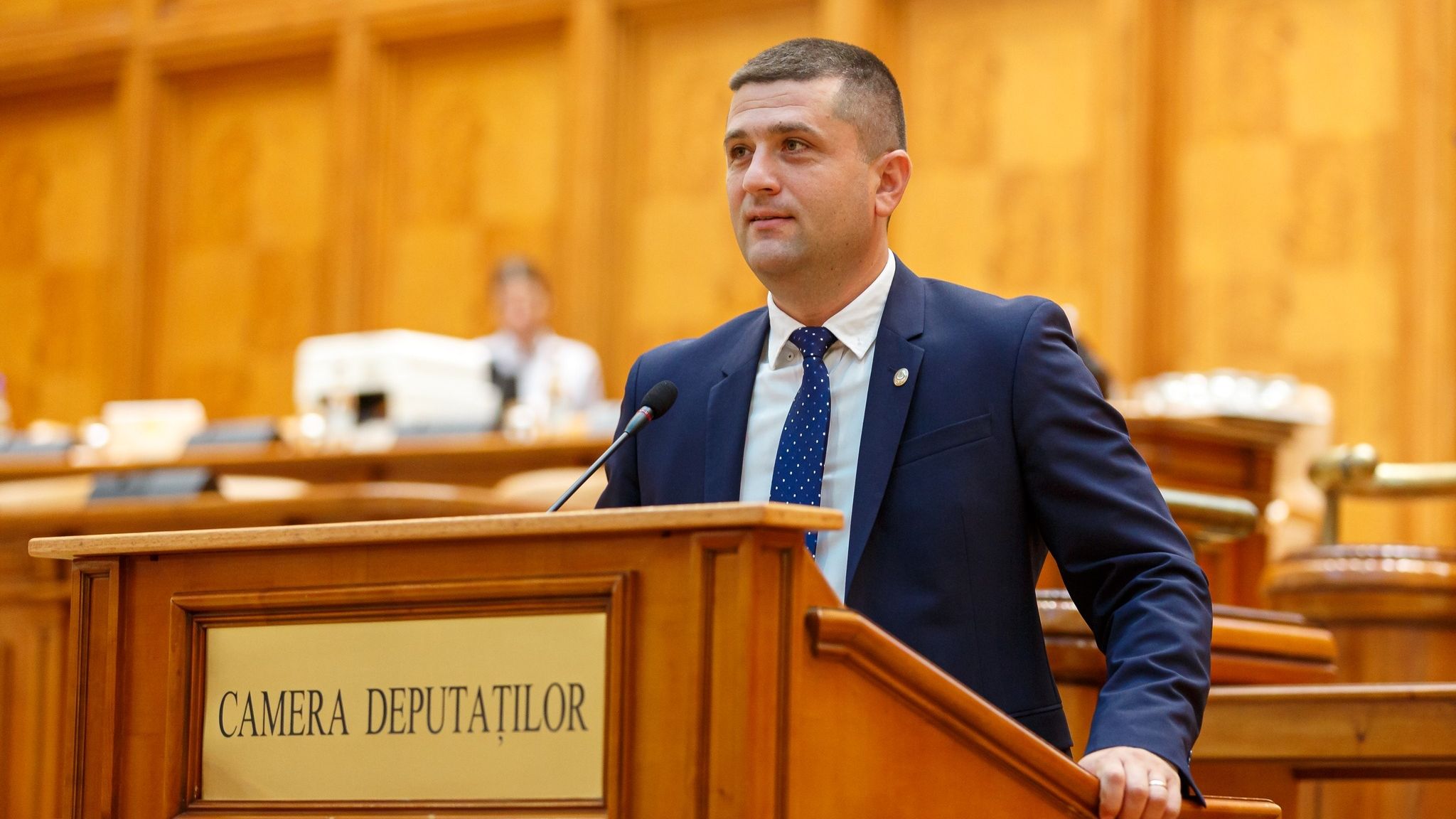 Un comandant al Armatei Române își lua tricouri și adidași din banii unității și îi punea pe soldați să îi văruiască locuința