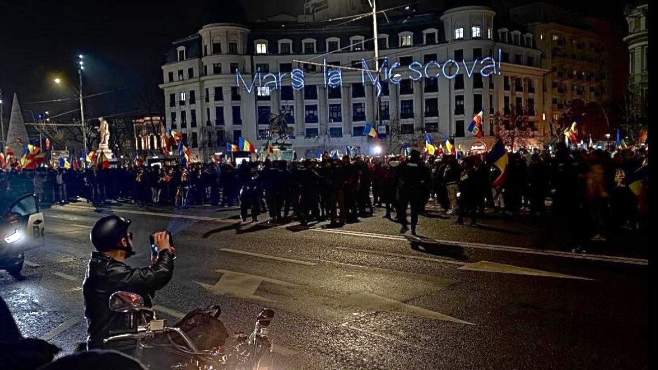 VIDEO | Motociclistul care a proiectat mesajul „Marș la Moscova” la protestul AUR, amendat de Jandarmerie