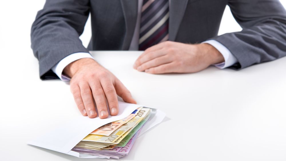 Fost director de minister, anchetat de DNA că lua o "taxă" din salariu angajaților