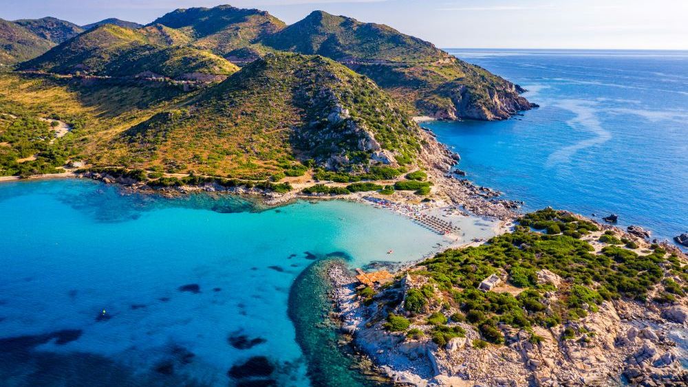 Satul din Sardinia care vrea să atragă nomazii digitali cu cazare gratuită și invitații la petrecere