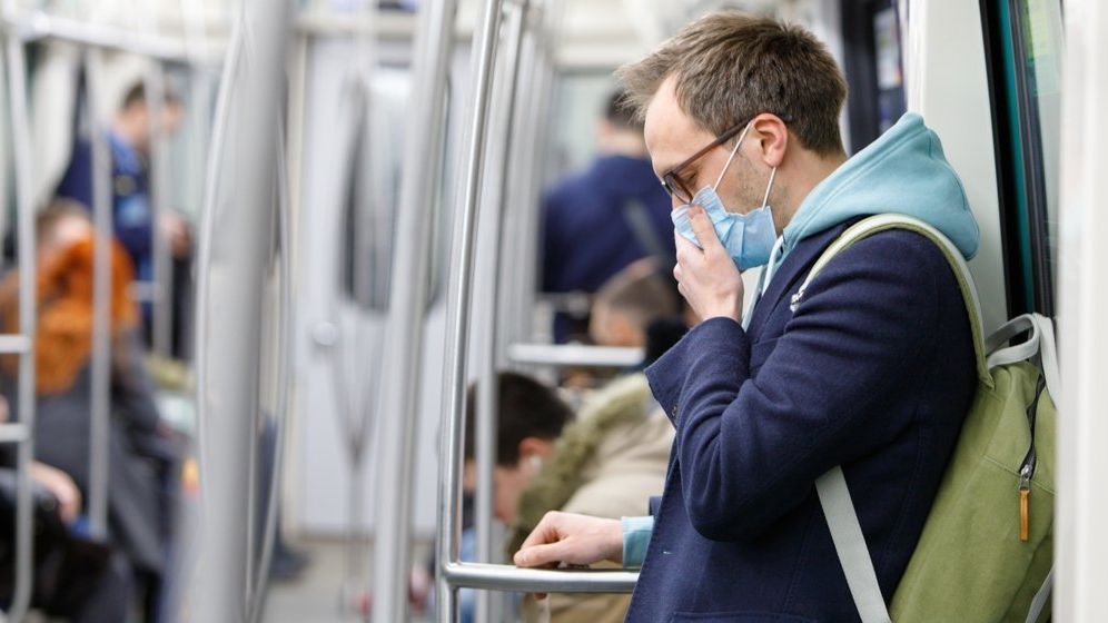 Ieşenii, obligaţi să poarte materiale de protecţie a feţei şi nasului în mijloacele de transport şi în spaţiile publice închise