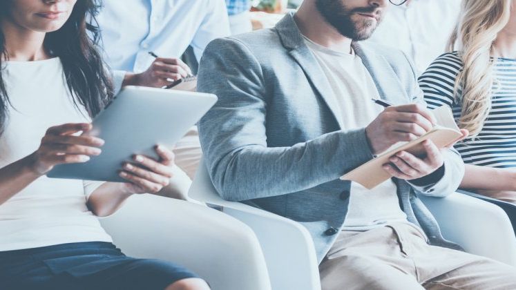 Millennials: Barbatii castiga mai putin ca cei din generatia anterioara - Dar ce se intampla cu salariile femeilor?