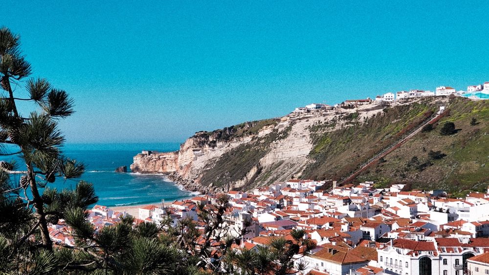 GALERIE FOTO Nazaré, Portugalia: ce poți face în orășelul surferilor, unde valurile ajung până la 30m