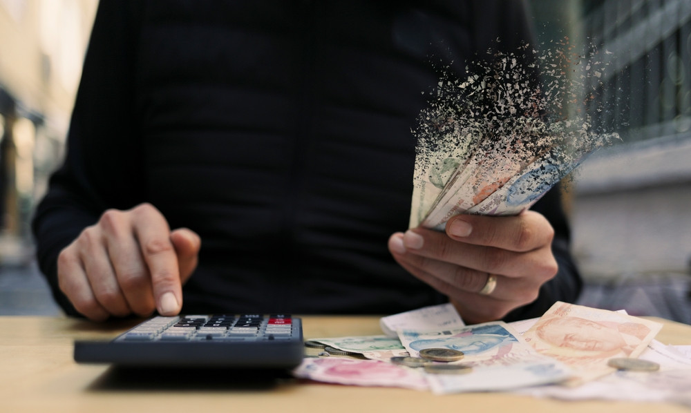 O nouă platformă de ETF-uri intră pe piața din România: Finax estimează că românii pierd 18 mld. lei din cauza banilor ținuți „la saltea” sau în conturi bancare