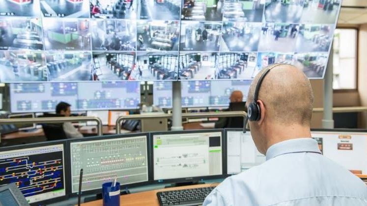 Aproximativ 15.000 de persoane sunt urmarite de serviciile secrete franceze