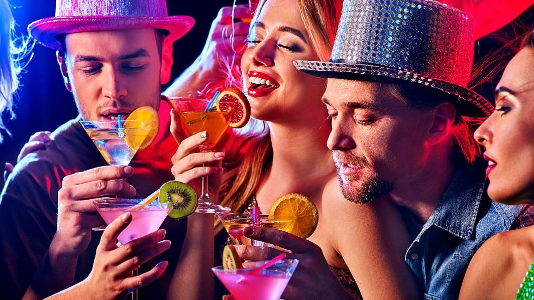 Petrecere într-un club privat din Bucureşti, oprită de poliţişti