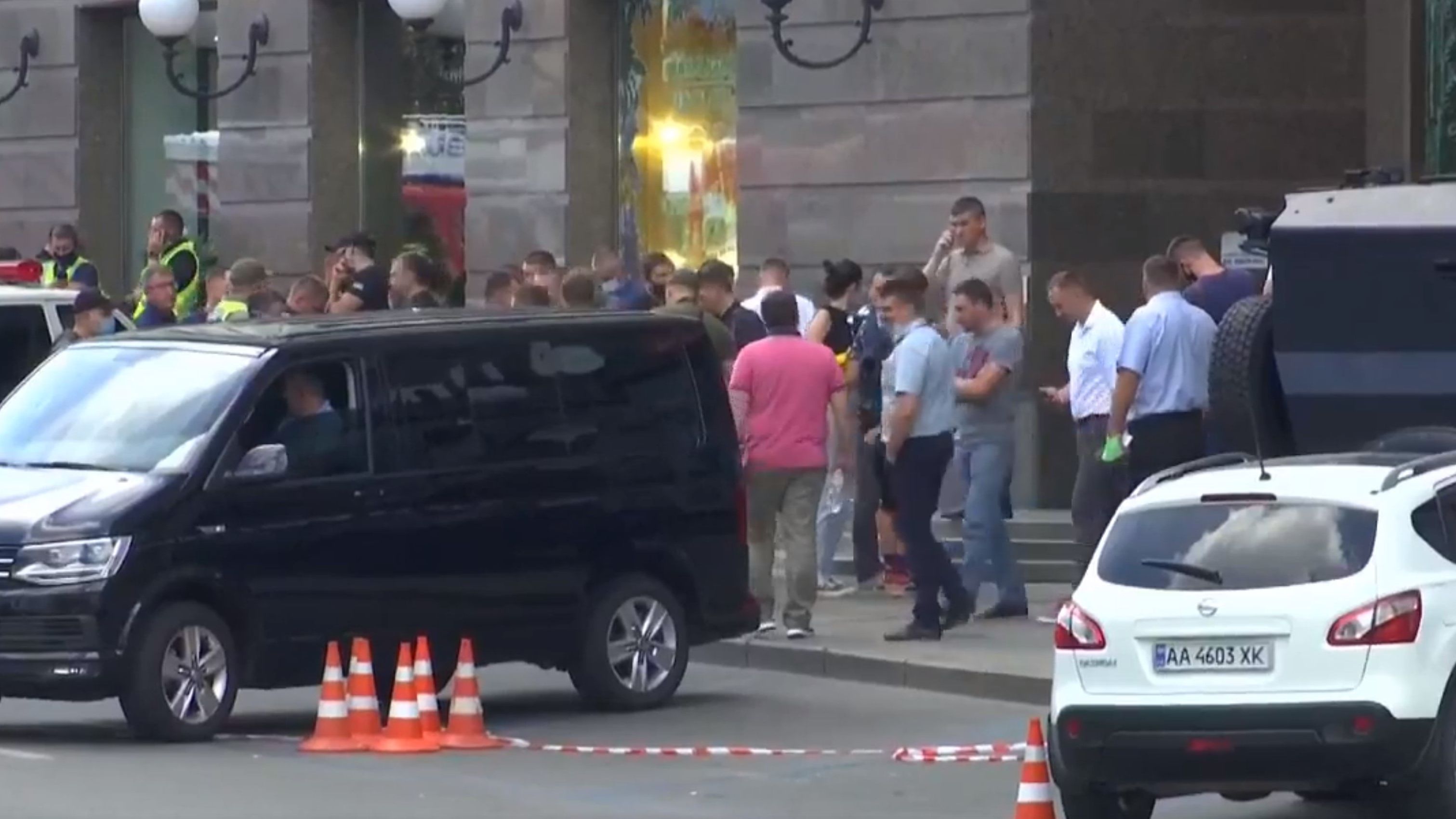 Un bărbat care susține că are o bombă la el s-a baricadat într-o bancă din Kiev