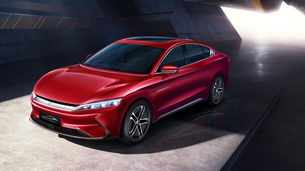 Volkswagen și Stellantis, front comun împotriva taxelor vamale mari pentru mașinile din China: Este o capcană