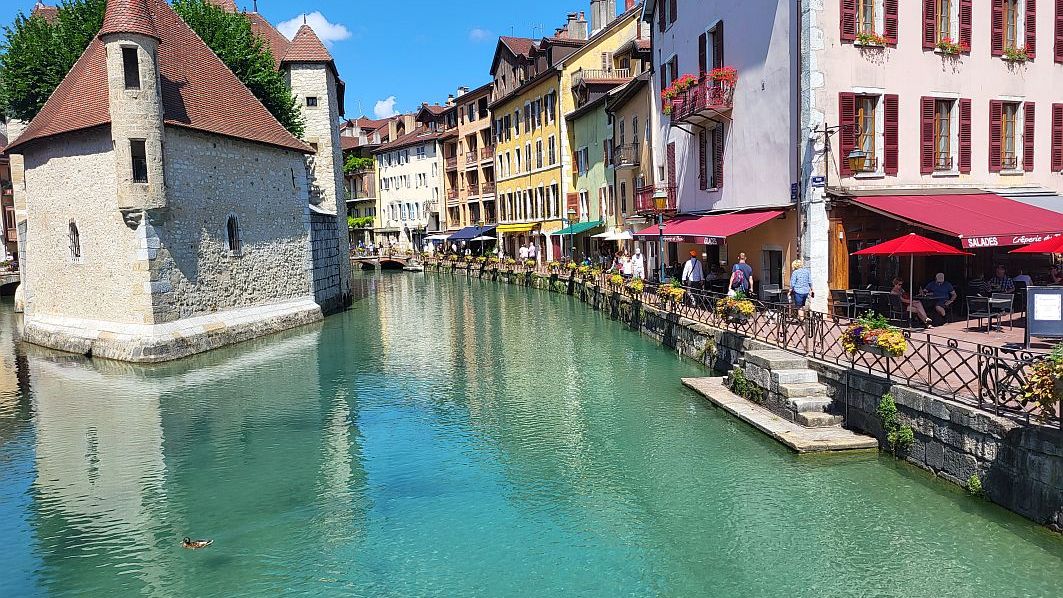 [GALERIE FOTO] Ce poți vedea în orășelul francez Annecy, supranumit și "Veneția Alpilor”