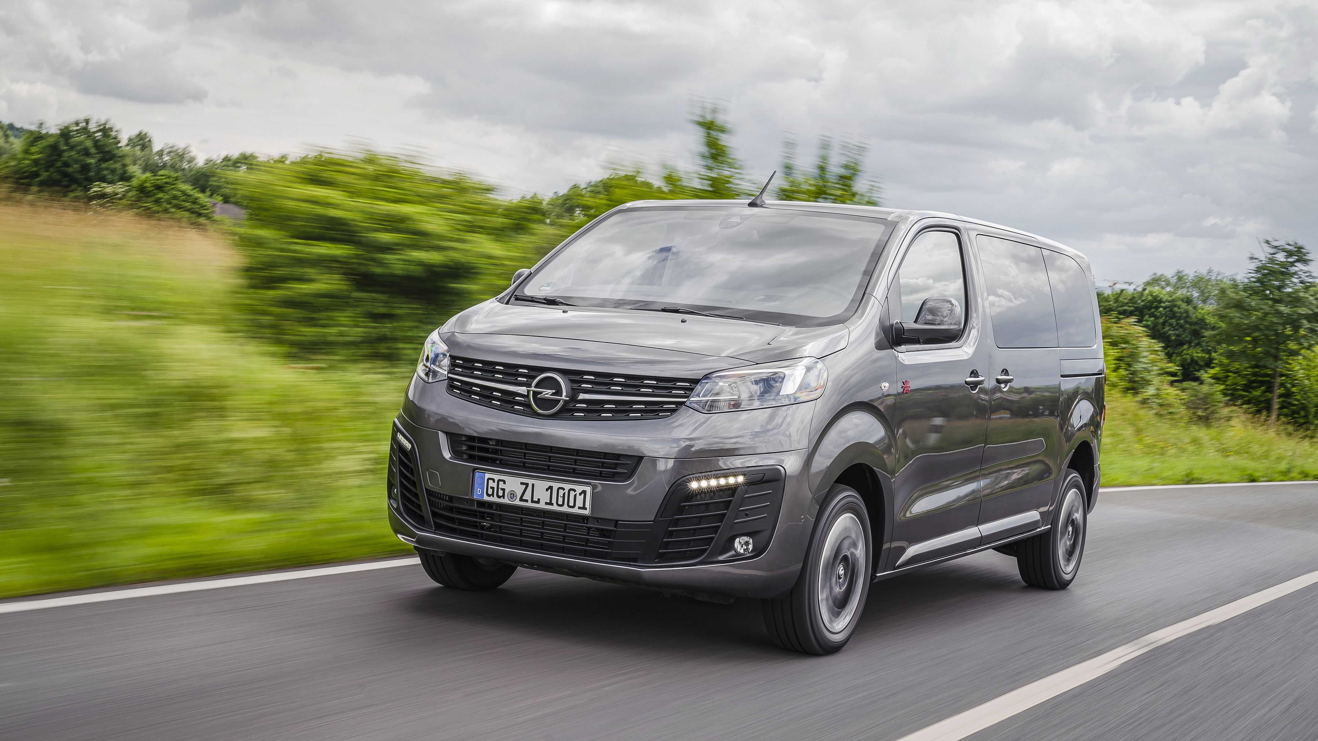 Test cu a 4-a generatie Opel Zafira pe sosele germane si pe circuitul ADAC. Acum are 9 locuri si un nou sitem 4x4