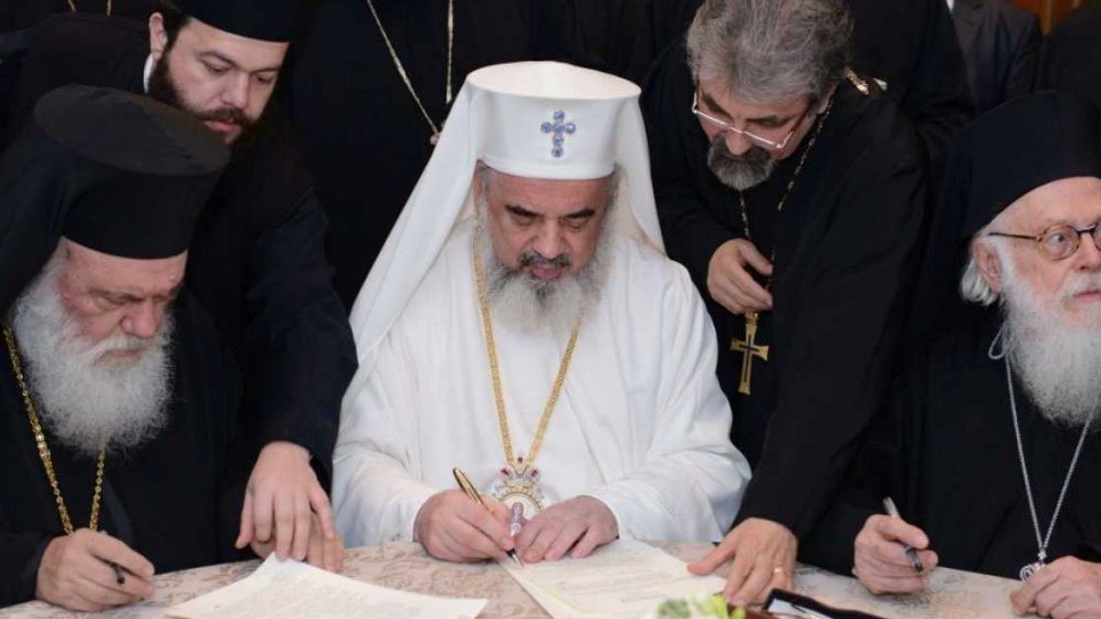Patriarhul Daniel a impartit iconite la iesirea din sectia de votare