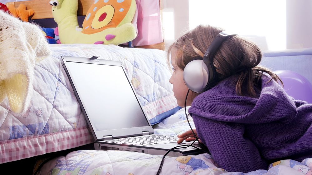 Carantina s-a încheiat, școala online continuă. Ce categorii de părinți sunt cele mai afectate de mutarea în online