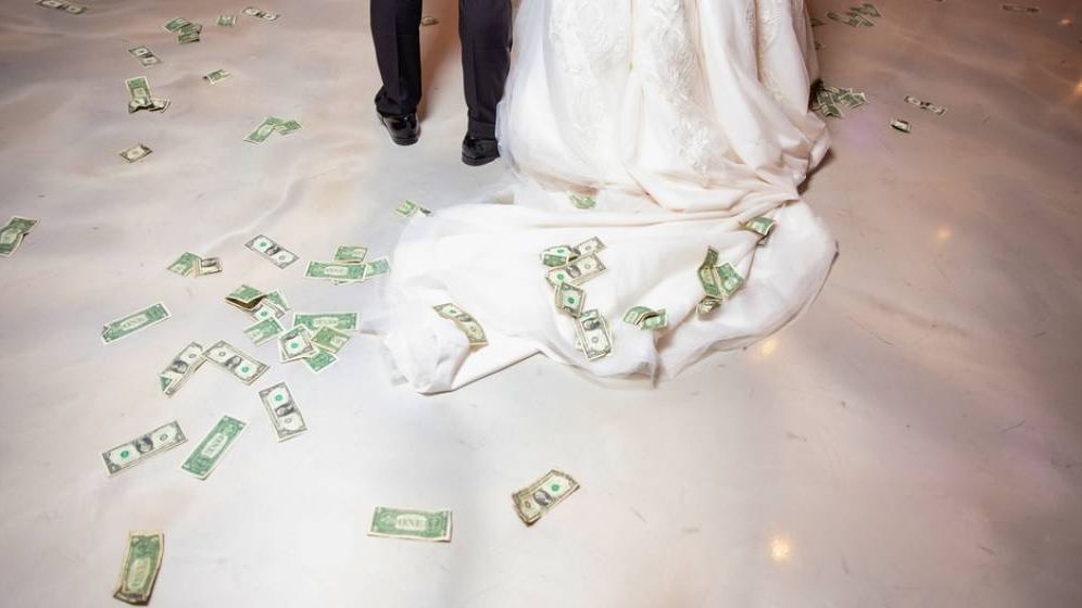 Femeile regretă mai mult decât bărbații banii dați la nunți. Cât pun în plic românii care folosesc Revolut?