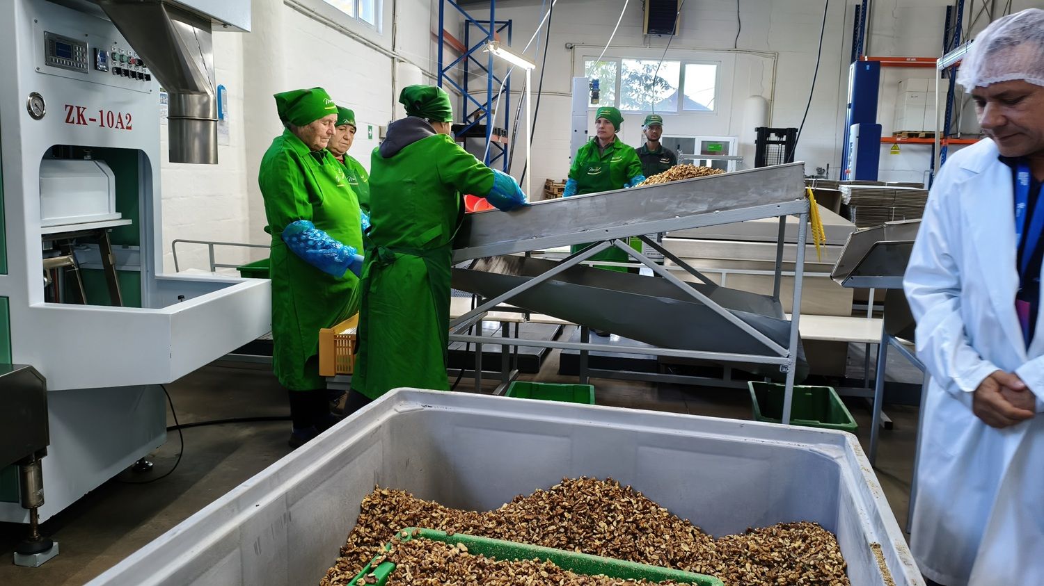 [FOTO] În fabrica furnizorului de fructe uscate care vinde prin Kaufland, Lidl și Selgros. Hale abandonate transformate într-o afacere de familie moldovenească - Poza 3