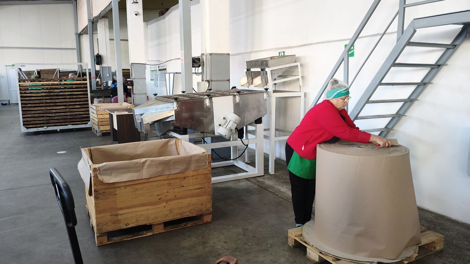 [FOTO] În fabrica furnizorului de fructe uscate care vinde prin Kaufland, Lidl și Selgros. Hale abandonate transformate într-o afacere de familie moldovenească - Poza 6