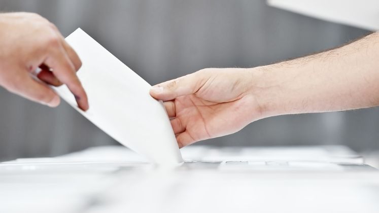 Robert Negoita, Emil Boc si Olguta Vasilescu, primarii alesi cu cele mai multe voturi; la polul opus, un edil cu 66 de voturi