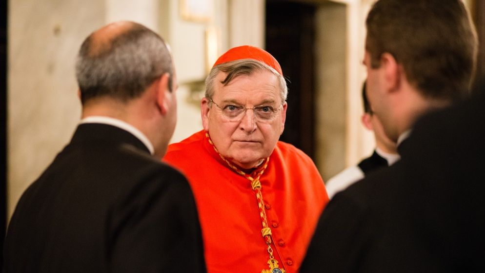 Papa l-a lăsat fără salariu și apartament pe un preot anti-gay