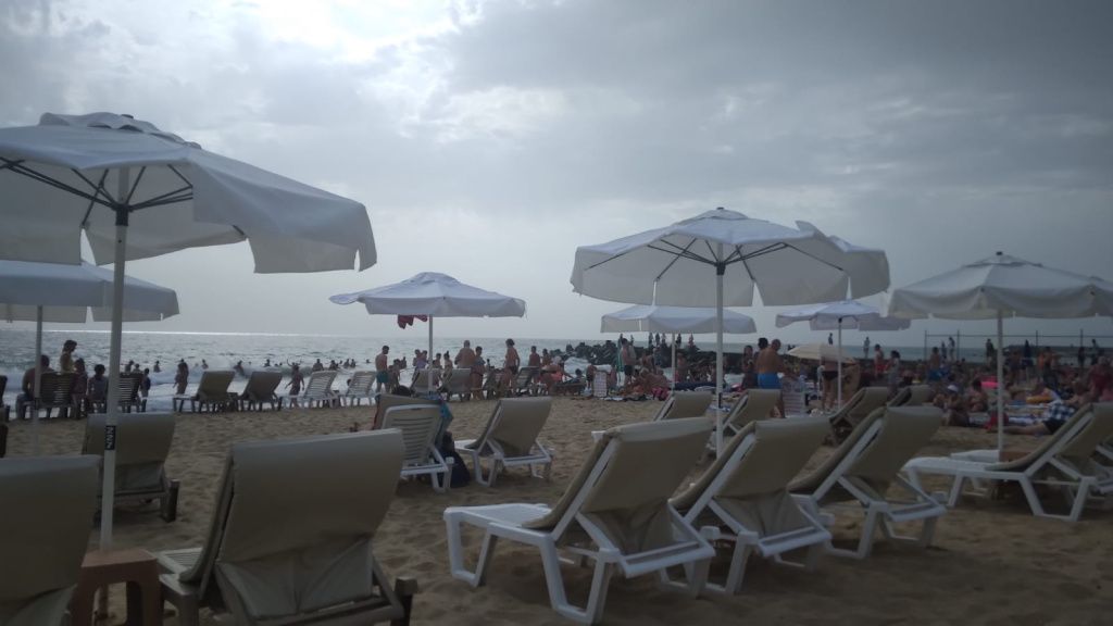 GALERIE FOTO | Golden Sands sau, mai degrabă, "žRomanian Sands": cât costa un sezlong într-una - Imagine 5