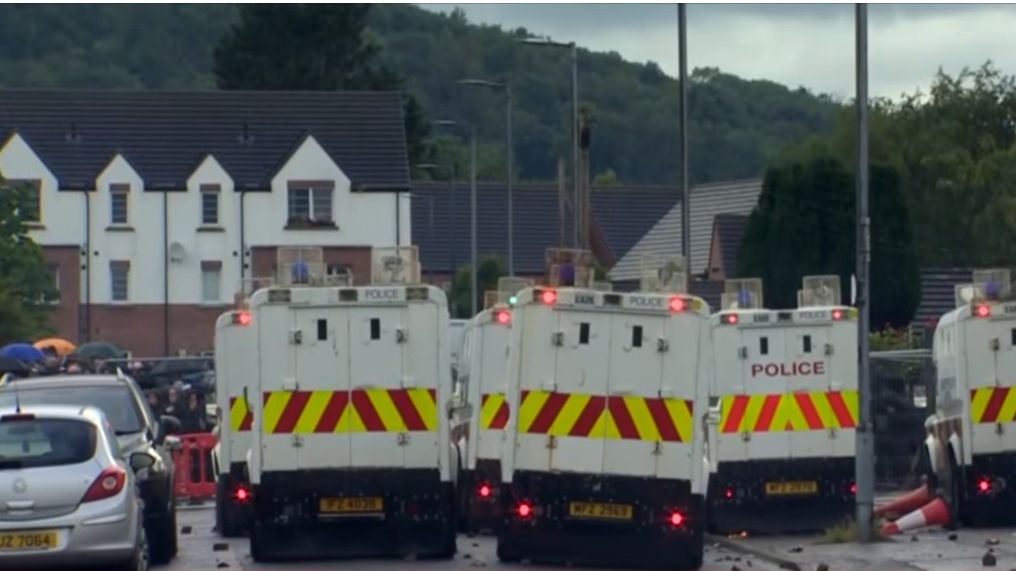 Peste 40 de români, în atenția MAE după violențele din Irlanda de Nord