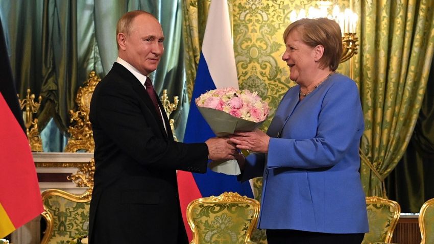 Merkel spune că a încercat în zadar să-şi convingă partenerii să discute cu Putin