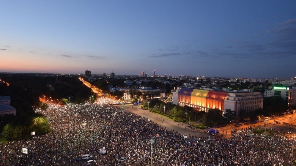 "Democratia moare in gaze si bastoane!". Romanii se pregatesc sa iasa din nou in Piata Victoriei