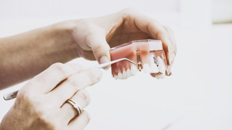 Un fals dentist a fost prins in Baia Mare. Politia ii indeamna pe pacienti sa mearga la control