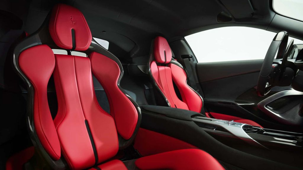 GALERIE FOTO | Ferrari a lansat un nou supercar cu motor V12 - Imagine 4