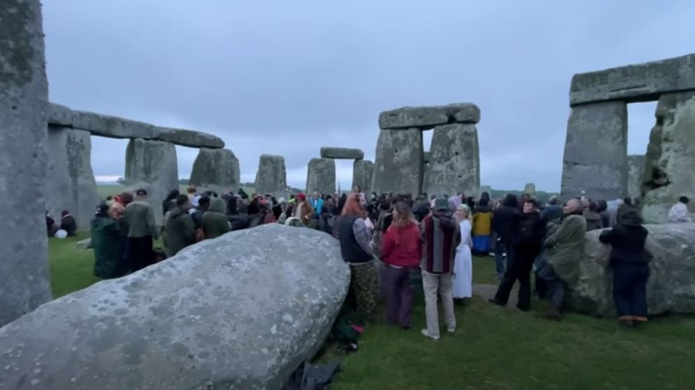 Britanicii au luat cu asalt Monumentul de la Stonehenge pentru a sărbători solstițiul