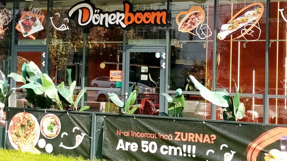 Donerboom, un fast-food deschis recent în București, este primul care oferă o șaorma de jumătate de metru