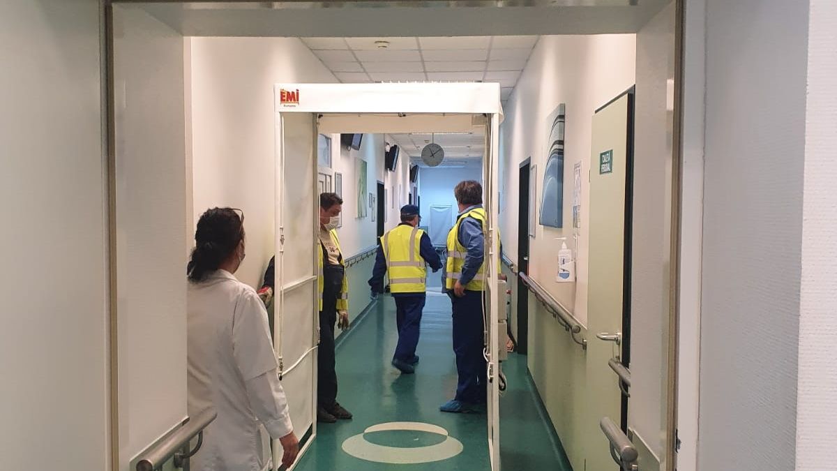 O companie care a instalat uși pentru noul sarcofag de la Cernobîl donează spitalelor din România 20 de porți de dezinfectare
