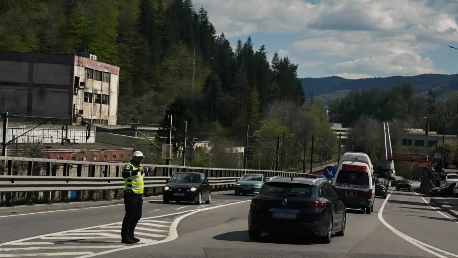 S-a încheiat minivacanța de 1 Mai: aglomerație și ambuteiaje pe drumurile naționale. Accident cu 7 mașini pe A3