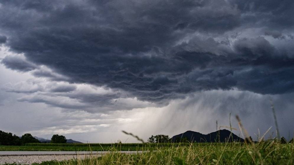 AVERTIZARE METEO | Cod portocaliu și galben vijelii și ploi în mai multe județe. Cum arată prognoza pentru Capitală