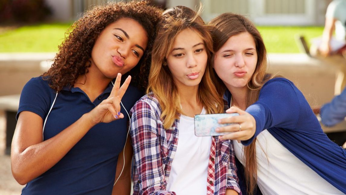 Adolescentii isi pierd interesul pentru Facebook: ce platforme prefera