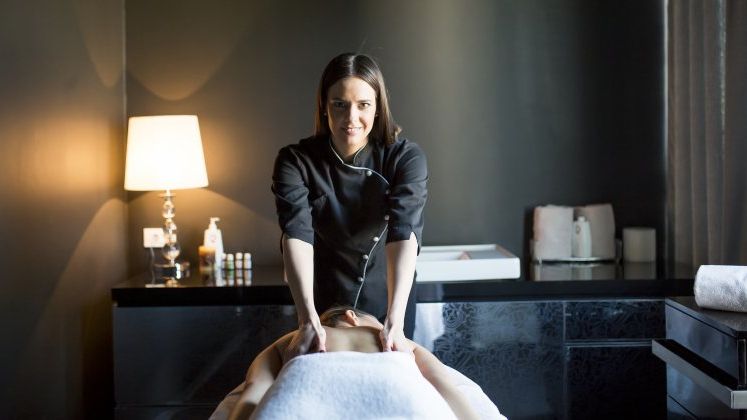 Spa-ul din Romania unde terapeutii castiga pana la 2.700 lei lunar, au cazare si mese gratuit si lucreaza doua saptamani pe luna
