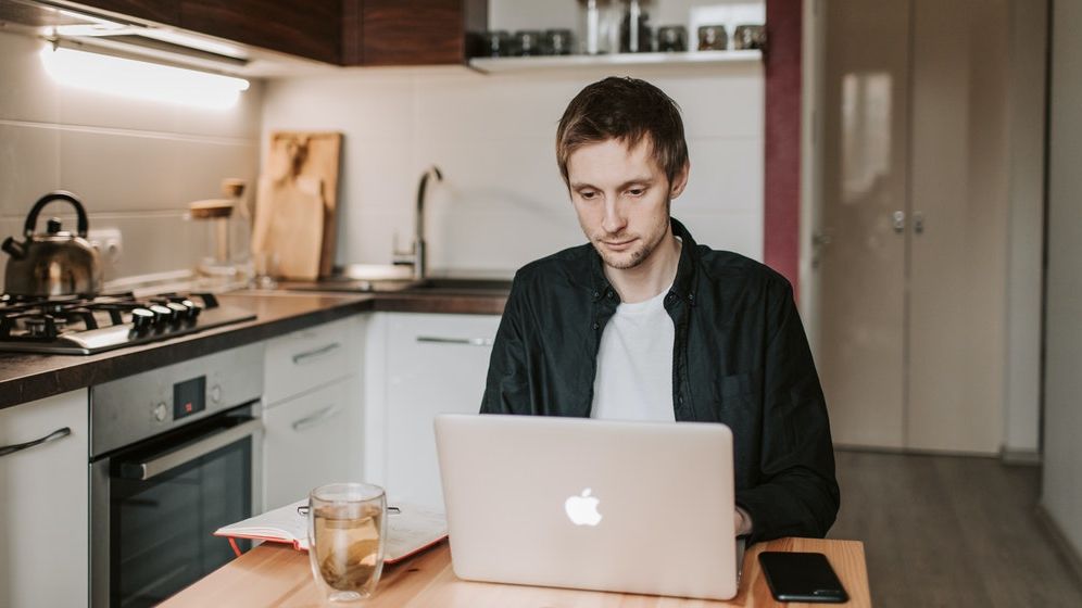 Munca de acasă nu va mai domina piața muncii în 2022