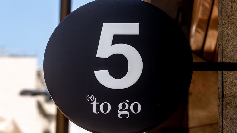 Cafenea și...agenție de turism: 5 to go oferă pachete de vacanță la reducere