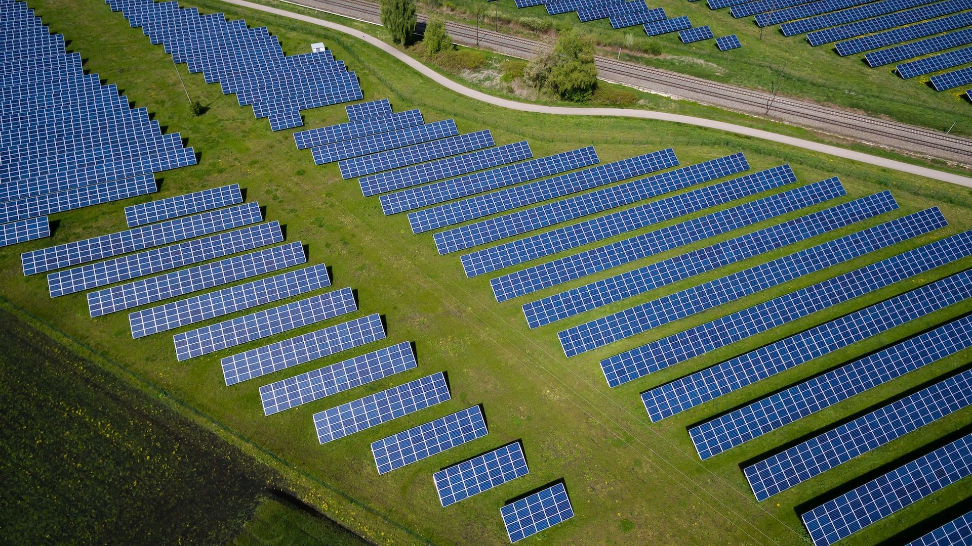 Holcim construiește un parc fotovoltaic pentru fabrica de ciment din Aleșd
