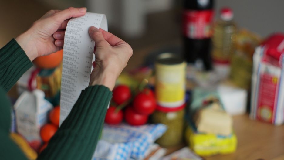 Date INS: O gospodărie din România a cheltuit 8.037 de lei pe lună în 2025. Pentru educație, românii investesc mai puțin decât prețul unei cărți