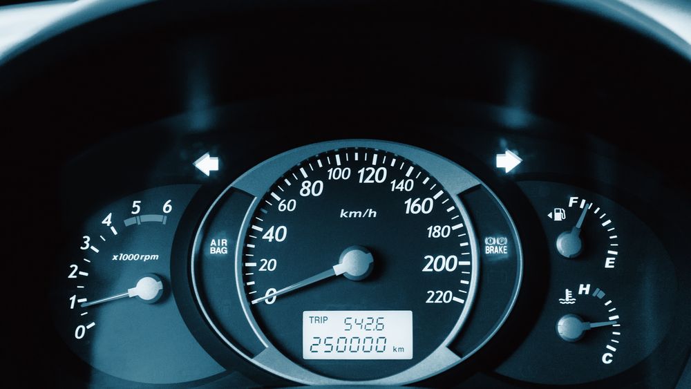 Verificare istoric auto gratis. Cum poți afla câți kilometri reali are mașina